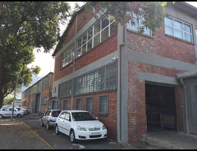 2,437M² WAREHOUSE RENTED IN KENILWORTH